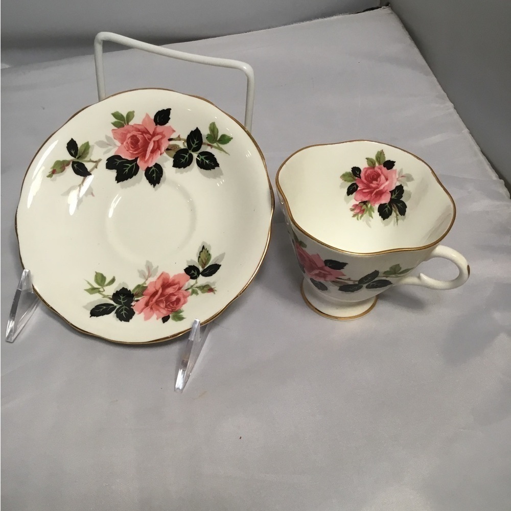 Vintage CLARENCE‎ BONE CHINA MADE IN ENGLAND TEA CUP